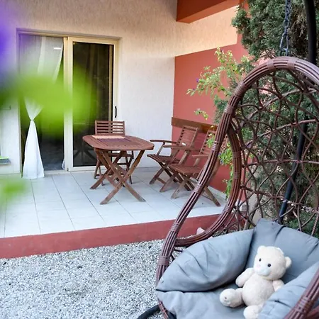 Beautiful Near The Sea And A Large Private Garden דירה Paphos