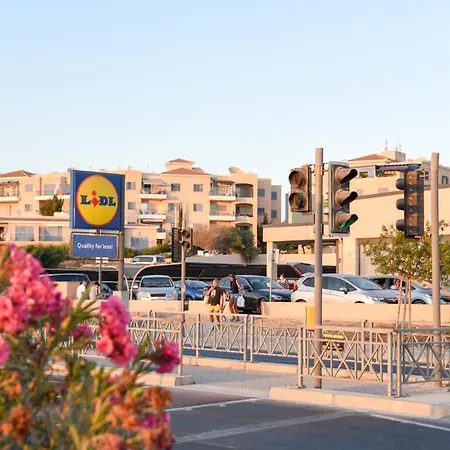 Beautiful Near The Sea And A Large Private Garden דירה Paphos