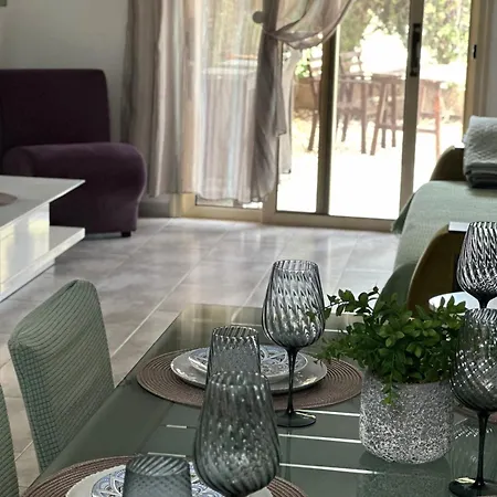 Beautiful Near The Sea And A Large Private Garden דירה Paphos